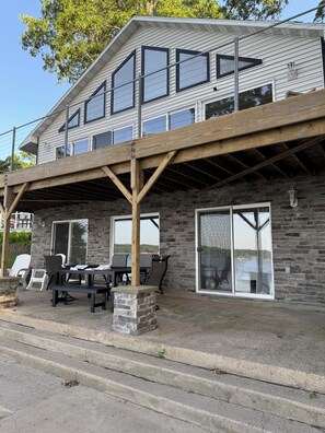 Outdoor dining - Lakefront Oasis: kayaks, game garage, fire pit, 2 kitchens, sleeps 16 (Muskegon)