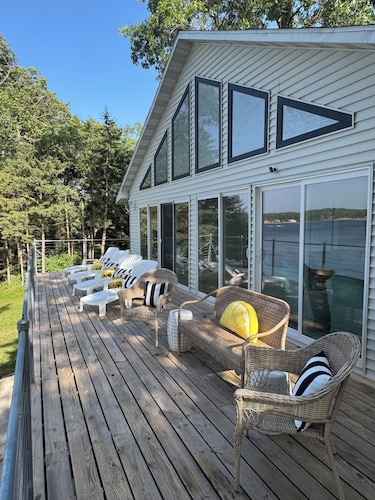 Lakefront Oasis: kayaks, game garage, fire pit, 2 kitchens, sleeps 16