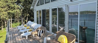 Lakefront Oasis: kayaks, game garage, fire pit, 2 kitchens, sleeps 16