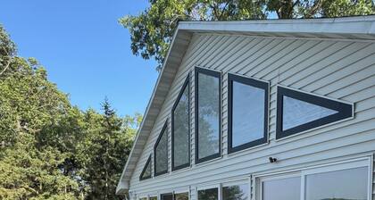 Lakefront Oasis: kayaks, game garage, fire pit, 2 kitchens, sleeps 16