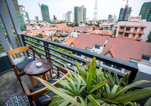Outdoor dining - F L G hotel (Phnom Penh)