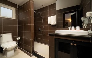 Superior Double Room, Balcony, City View | Bathroom - F L G hotel (Phnom Penh)