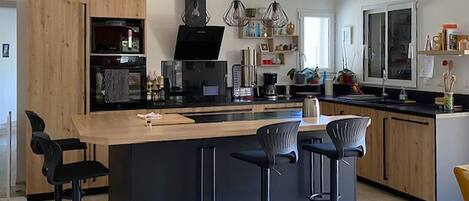 Coffee/tea maker, fridge, microwave, oven