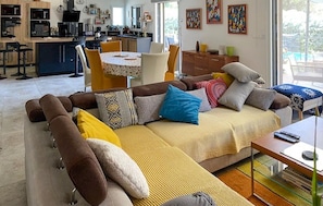 Smart-TV, Kamin, Stereoanlage