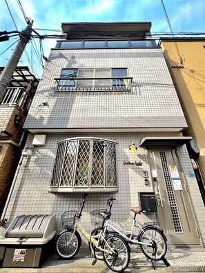 Exterior - 【NEW OPEN】USJ・海遊館近く｜一棟貸切｜ダブルベッド5台｜最大10名｜駅まで徒歩6分！無料自転車貸出2台！ (大阪市)