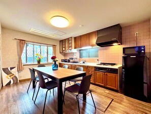 Fridge, microwave, stovetop, electric kettle - 【NEW OPEN】USJ・海遊館近く｜一棟貸切｜ダブルベッド5台｜最大10名｜駅まで徒歩6分！無料自転車貸出2台！ (大阪市)