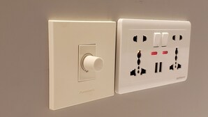 Un enchufe con interruptor instalado en la pared.