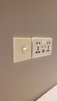Un enchufe con interruptor instalado en la pared.