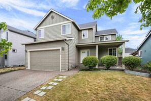 Exterior - Relax, Shop & Explore from Updated Woodburn Home, Next to Outlets, Pet Friendly, Fenced Backyard (Woodburn)