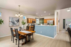 Dining - Relax, Shop & Explore from Updated Woodburn Home, Next to Outlets, Pet Friendly, Fenced Backyard (Woodburn)