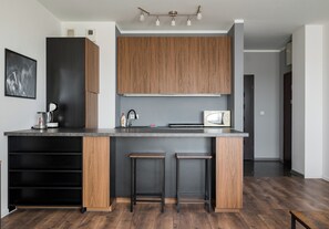 Kühlschrank, Mikrowelle, Herdplatte, Wasserkocher mit Kaffee-/Teezubehör