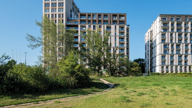 A multi-story building with 'MARIWIPOL' signage, surrounded by greenery and a clear sky. - Puławska Urban Comfort Apartment (Warszawa)