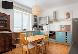 Kühlschrank, Mikrowelle, Ofen, Herdplatte