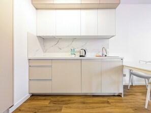 Kühlschrank, Mikrowelle, Herdplatte, Geschirrspüler