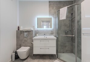 Dusche, Haartrockner, Handtücher