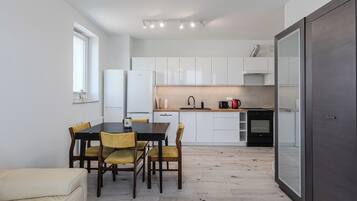 Fridge, oven, stovetop, dishwasher