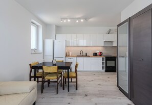 Frigorífico, horno, placa de cocina y lavavajillas