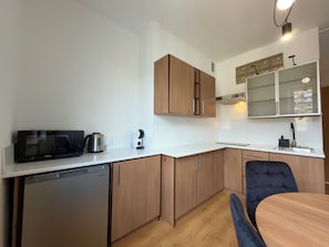 Wasserkocher mit Kaffee-/Teezubehör, Kühlschrank, Mikrowelle, Herdplatte
