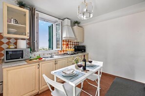 Wasserkocher mit Kaffee-/Teezubehör, Kühlschrank, Ofen, Herdplatte