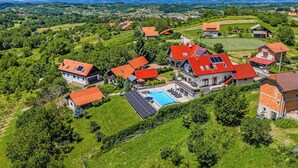 Asuinalue, jossa on taloja, uima-allas ja aurinkopaneeleja.