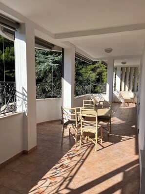 Outdoor dining - Luxury Apartment in Petrovac by the sea and woods (Petrovac)