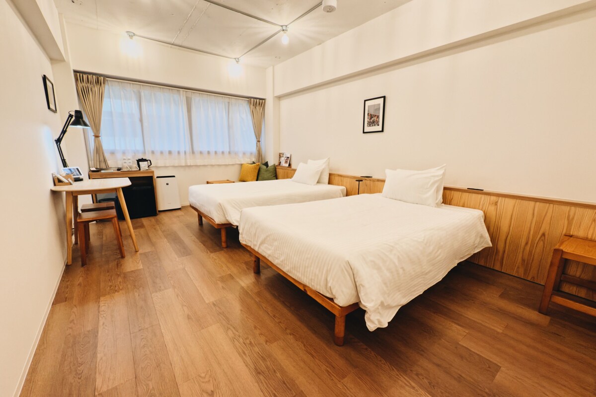 Phòng 2 giường đơn cơ bản, quang cảnh thành phố (3rd floor room) | Khu vực làm việc phù hợp cho laptop 