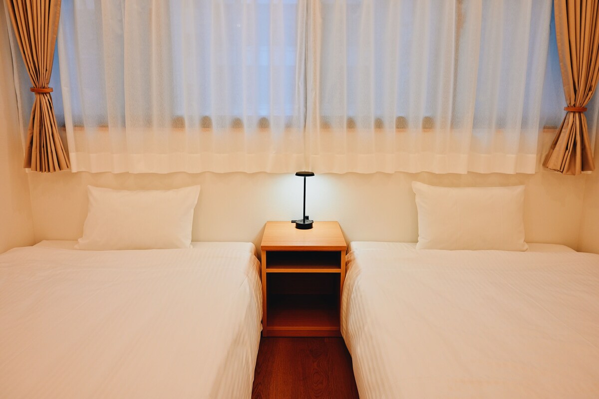 Phòng 3 cơ bản, quang cảnh thành phố (2nd floor room) | Khu vực làm việc phù hợp cho laptop 