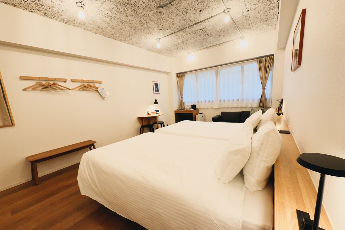 Phòng 2 giường đơn cơ bản, quang cảnh thành phố (4th floor room) | Khu vực làm việc phù hợp cho laptop 