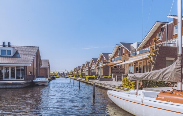 Ein Kanal mit Häusern an einer Seite und einem Boot, das am Ufer liegt.