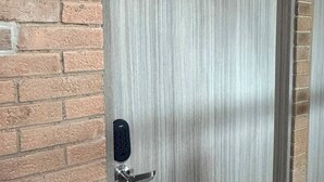 Una porta con il numero 301, una serratura a tastierino e un maniglia in metallo.