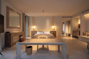 Deluxe-Doppelzimmer, Blick auf den Innenhof | Schreibtisch, laptopgeeigneter Arbeitsplatz, Verdunkelungsvorhänge