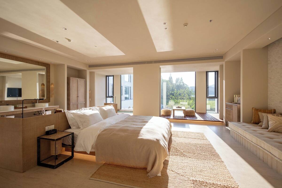 Luxury Double Room, Lake View | Desk, laptop workspace, blackout drapes, free WiFi