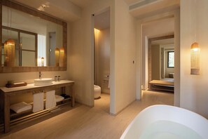 Deluxe-Doppelzimmer, Blick auf den Innenhof | Badezimmer | Haartrockner, Hausschuhe, Handtücher, Seife
