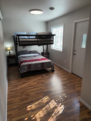 Room - 2-Bedroom River View Shouse Just Off I-90 (Chamberlain)