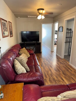 Living area - 2-Bedroom River View Shouse Just Off I-90 (Chamberlain)