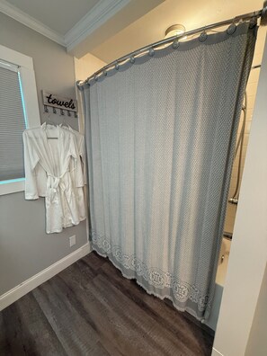 Hair dryer, towels, soap, toilet paper - Cozy 2-bedroom farmhouse in tranquil Baxter (Baxter)