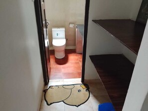 Standard Double Room, Balcony, Garden View | Bilik Mandi | Pancuran mandi, tuala disediakan, sabun, tisu tandas 