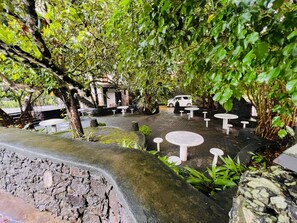 Tempat makan luar
