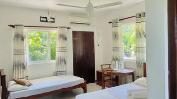 Chambre Triple Confort, balcon, vue jardin