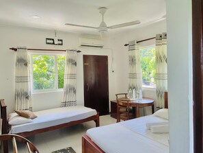 Comfort Triple Room, Balcony, Garden View | Meja, ruang kerja komputer riba, seterika/papan seterika, Wi-fi percuma 