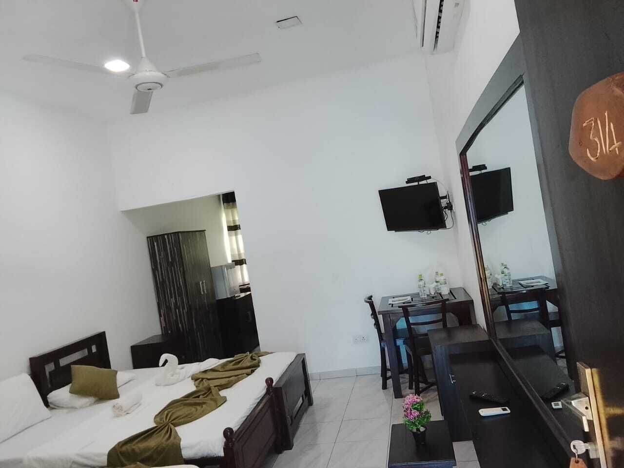 Luxury Quadruple Room, Balcony, Garden View | Meja, ruang kerja komputer riba, seterika/papan seterika, Wi-fi percuma 
