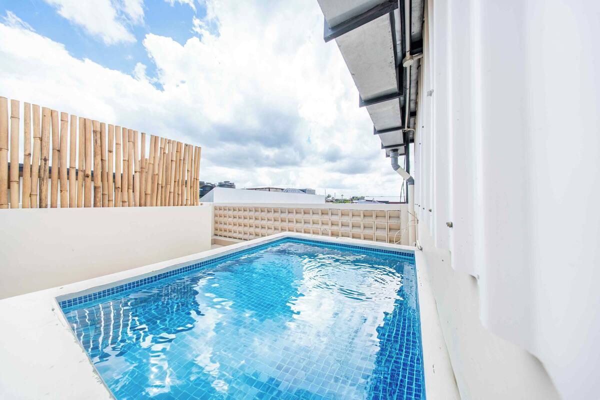 Departamento exclusivo, 1 habitación, alberca privada | Caja de seguridad en la habitación y escritorio