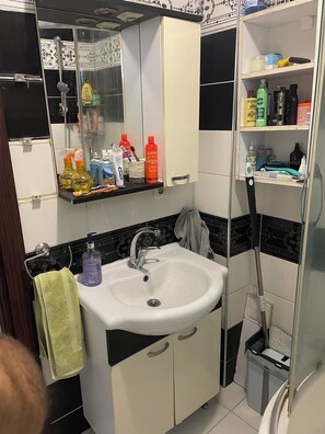 Towels, soap, toilet paper - Cozy & Fully Furnished 1+1 Apartment for Rent in Avcılar Merkez⁠ (Istanbul)