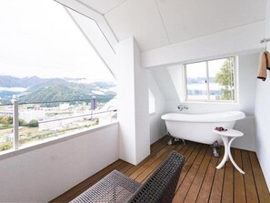 Combined shower/tub, hair dryer, towels, soap - Hotel Sierra Yuzawa (minamiuonumagunnyuzawamati)