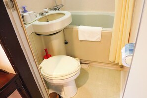 Vòi sen/bồn tắm kết hợp, máy sấy tóc, khăn tắm, dầu gội 