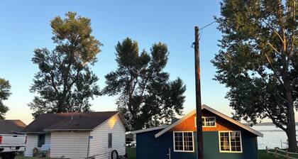 Where new meets the great outdoors! Renovated cabin with bonus bunkhouse cabin!