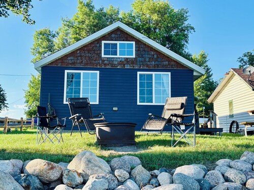 Where new meets the great outdoors! Renovated cabin with bonus bunkhouse cabin!