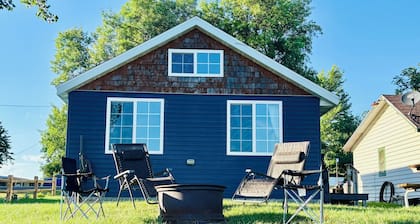 Where new meets the great outdoors! Renovated cabin with bonus bunkhouse cabin!