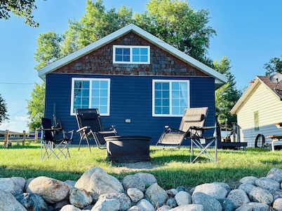 Where new meets the great outdoors! Renovated cabin with bonus bunkhouse cabin!