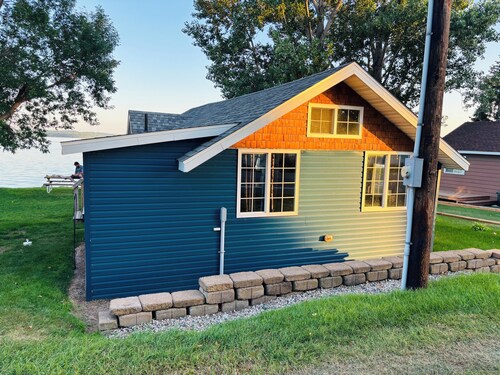 Where new meets the great outdoors! Renovated cabin with bonus bunkhouse cabin!